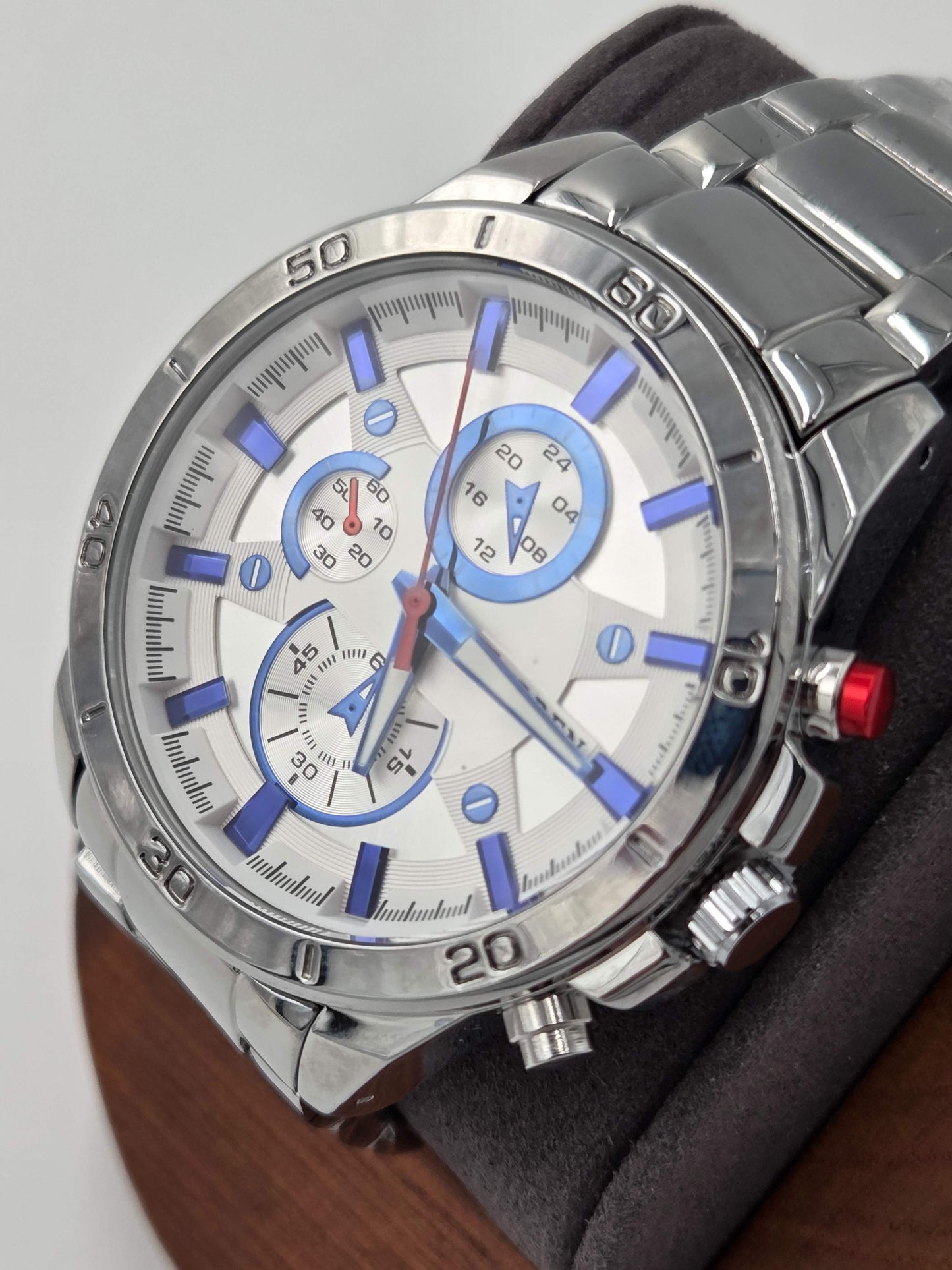 Curren 8275 men’s quartz watch with stainless steel band, silver bezel, and white dial