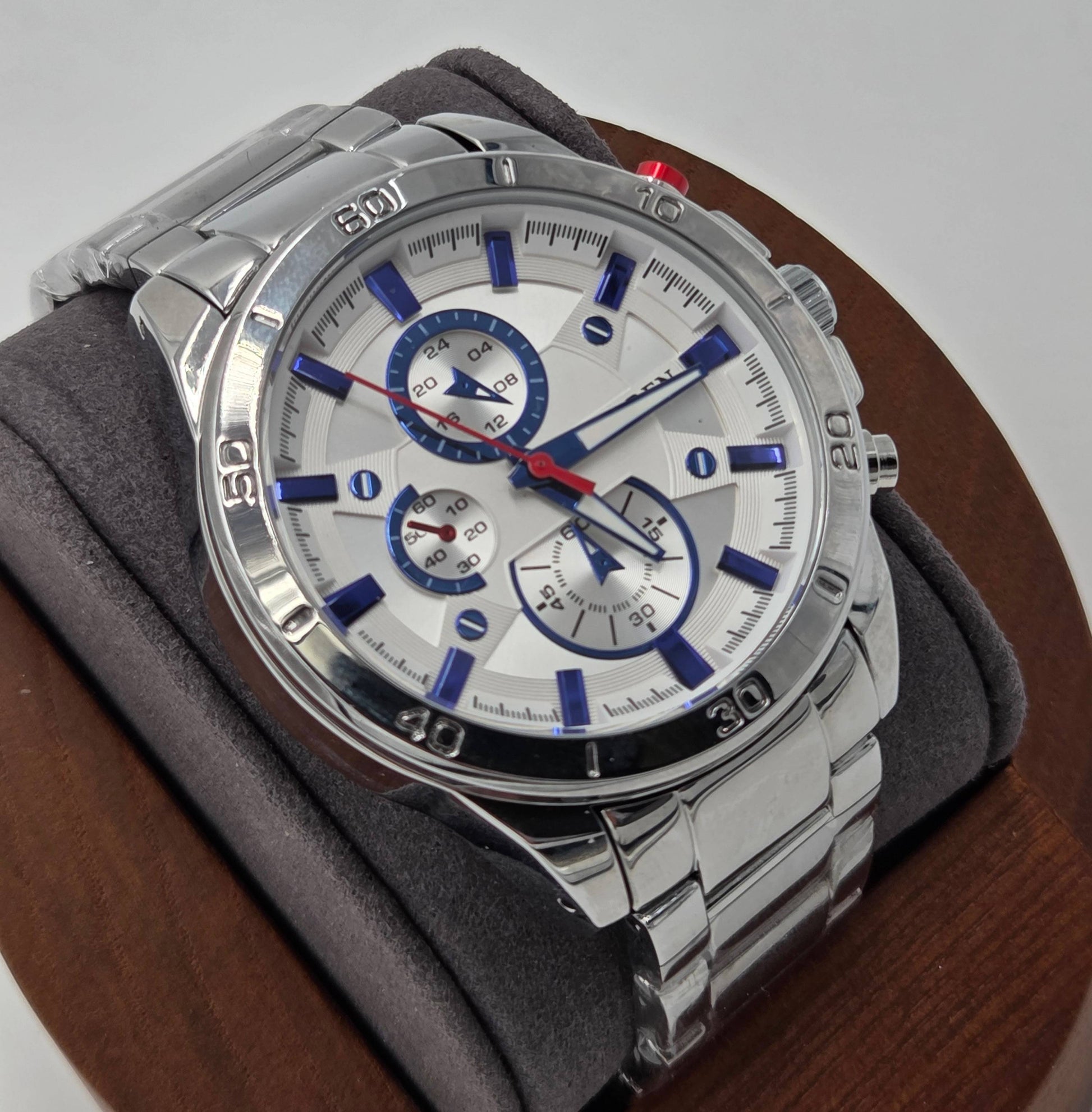 Curren 8275 men’s quartz watch with stainless steel band, silver bezel, and white dial